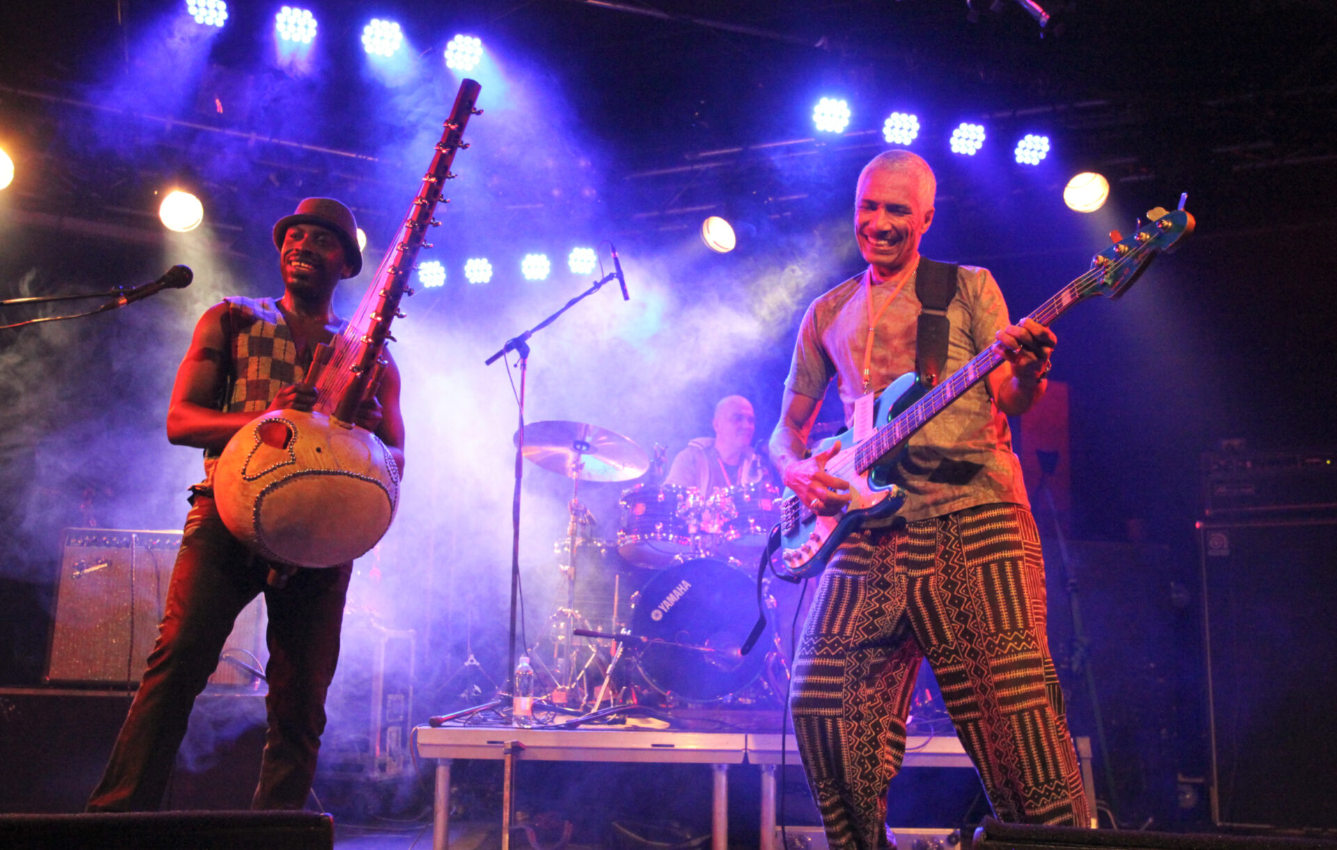 Kolme Moussa Diallo -yhtyeen soittajaa esiintymässä Klubin lavalla sinisessä valaistuksessa