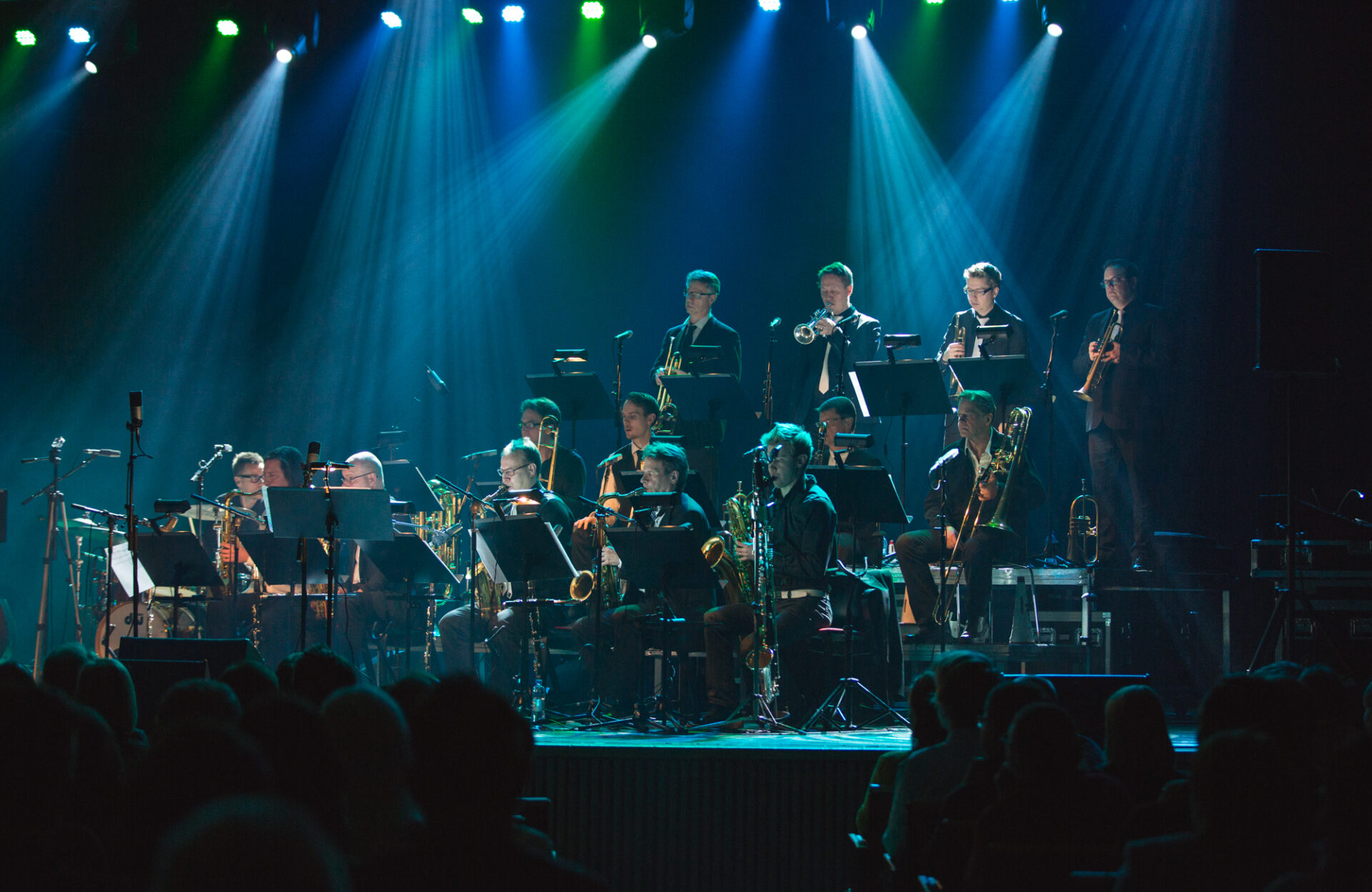 Umo Jazz Orchestran soittajat lavalla sinisessä valossa