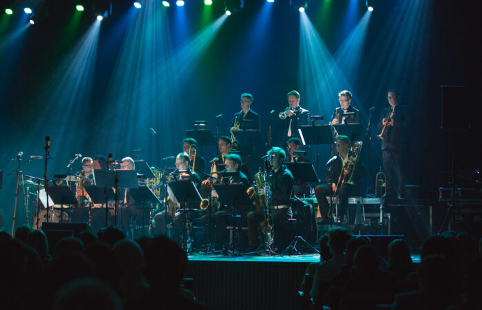 Umo Jazz Orchestran soittajat lavalla sinisessä valossa