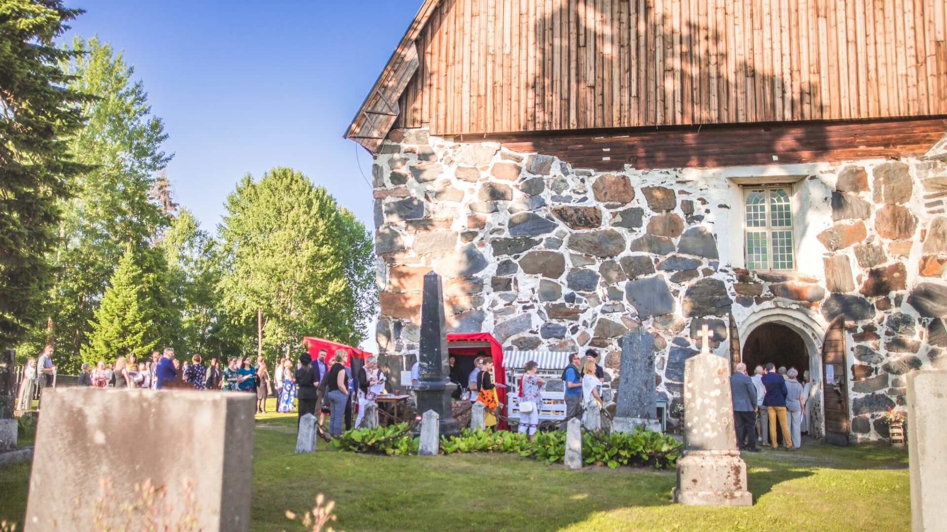 Kuvassa festivaaliyleisöä keskiaikaisen Pyhän Marian kirkon edustalla.