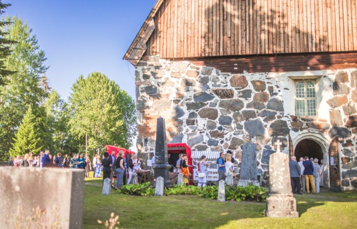 Kuvassa festivaaliyleisöä keskiaikaisen Pyhän Marian kirkon edustalla.