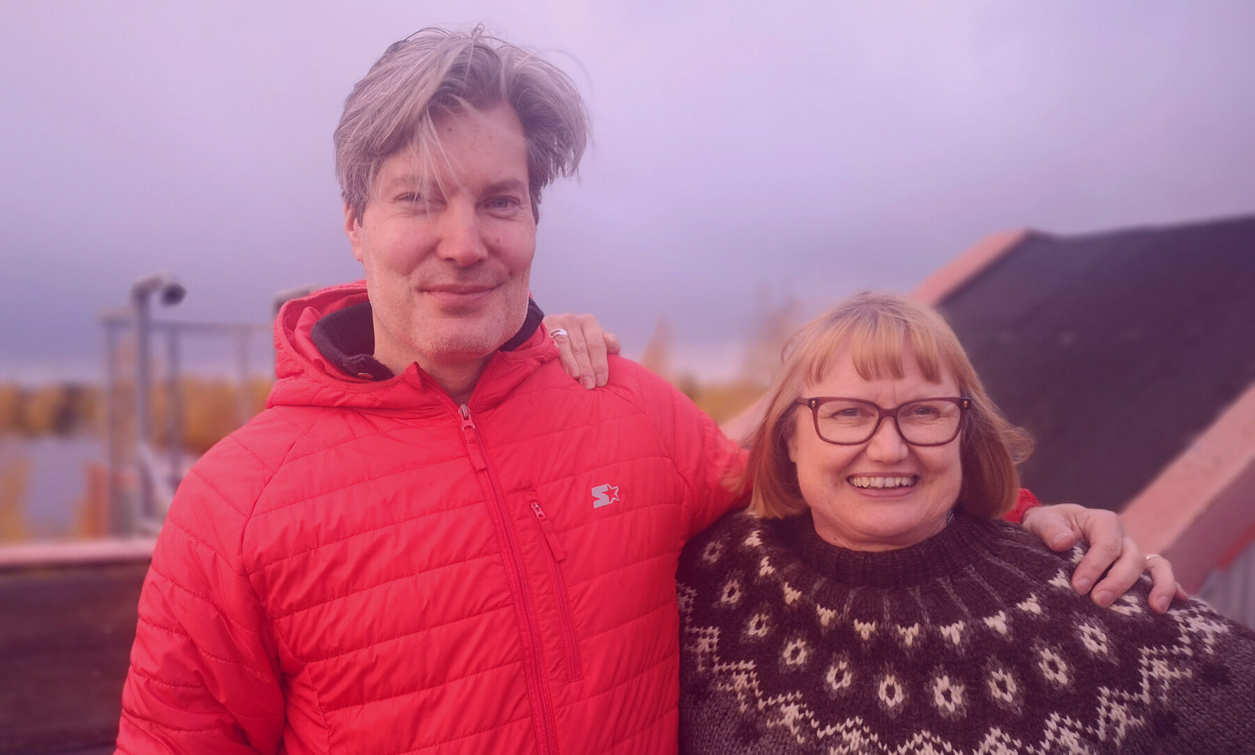 Sampsa Virkajärvi ja Tiina Nyrhinen hymyilevät kameralle ulkona otetussa kuvassa. Nyrhinen seisoo Virkajärven kainalossa.