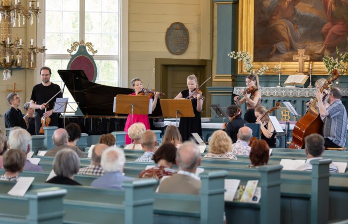 Kamarimusiikkiorkesteri soittaa kirkossa