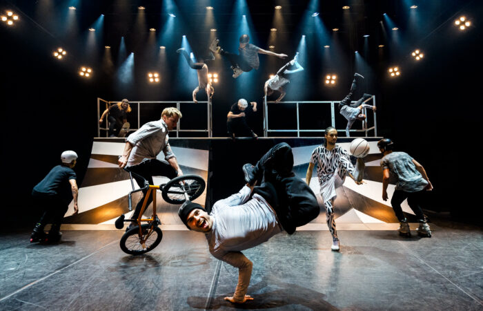 Kahdeksan esiintyjää näyttämöllä tekee temppuja skeittilaudoilla, rullaluistimilla, bmx-pyörillä, jalkapallolla sekä break dance -liikkein