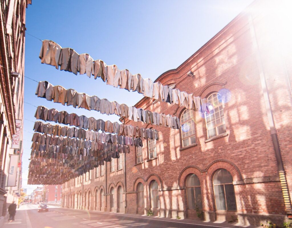 Pikkutakeista koostuva Kaarina Kaikkosen teos roikkuu kadun yllä Finlaysonilla