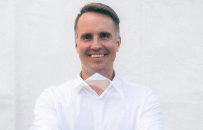 Mikael Forsby pitää Iskelmä Finlandia -palkintoa kädessään.