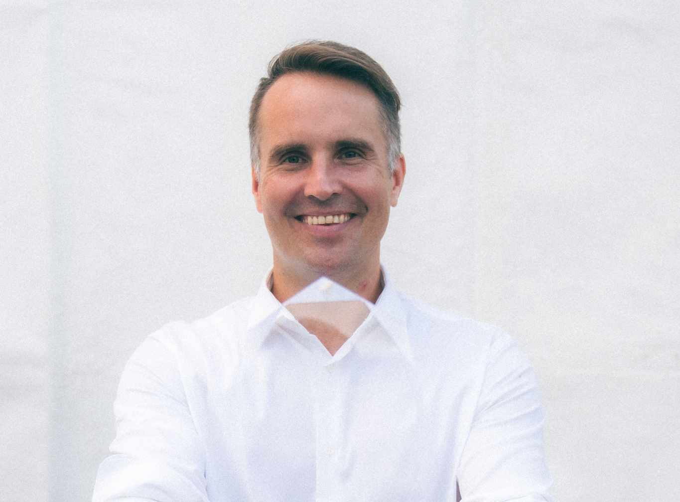 Mikael Forsby pitää Iskelmä Finlandia -palkintoa kädessään.