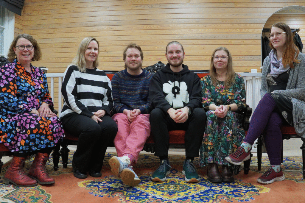 Pirkanmaan festivaalit ry:n vuoden 2026 hallituksen jäseniä istuu rivissä kahdella punaisella nojatuolilla ja punaisella sohvalla. Henkilöt vasemmalta oikealle: Päivi Mäki-Kerttula, Johanna Tohni, Miikka Huisko, Johannes Rantanen, Katariina Pasuri ja Laura Impola.