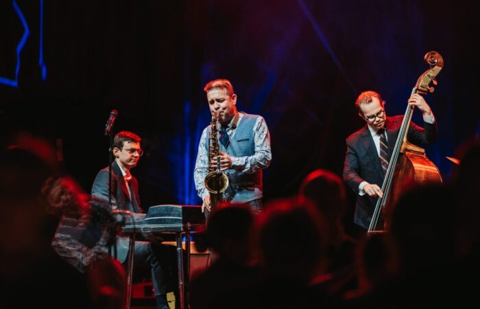 Jukka Perkon yhtye esiintymässä Tuulensuun palatsissa Tampere Chamber Music -festivaalilla