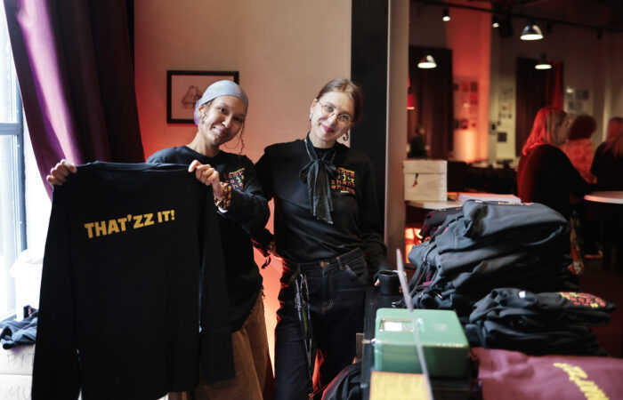 Tampere Jazz Happeningin vapaaehtoiset esittelevät myytäviä t-paitoja