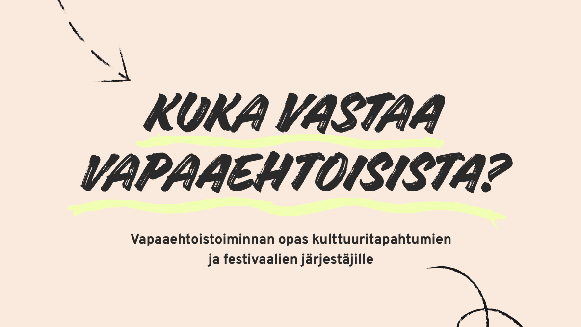Beigetaustainen kansikuva, jossa käsinkirjoitetulla tyylillä iso otsikko: “Kuka vastaa vapaaehtoisista?” Otsikon alla vaaleanvihreät korostusviivat. Alapuolella pienemmällä teksti: “Vapaaehtoistoiminnan opas kulttuuritapahtumien ja festivaalien järjestäjille.” Vasemmassa alakulmassa lukee: “Pirkanmaan festivaalit ry 2026.” Kuvassa on myös koristeellisia mustia viivapiirrosnuolia ja kaaria.