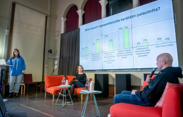 Karoliina Virtanen ja Erkki Hyöki keskustelemassa Susanna Koskimaan kanssa hankkeen päätöstilaisuudessa.