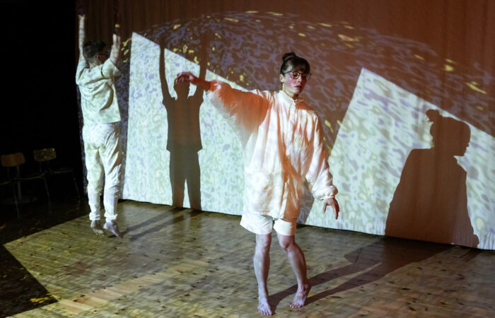 Kaksi tanssijaa esiintymässä.