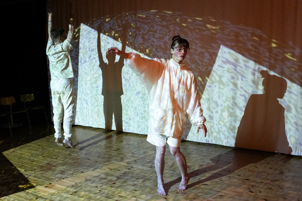 Kaksi tanssijaa esiintymässä.