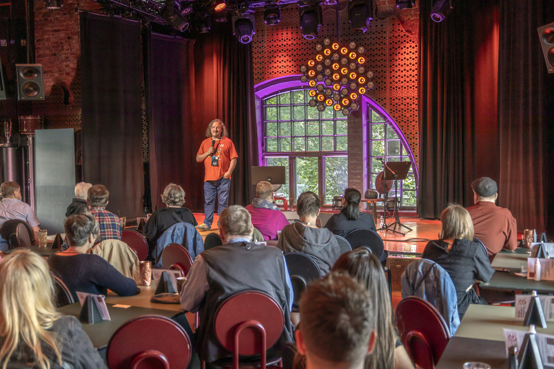 Tampere Guitar Festivalin johtaja Tomi Tolvanen puhuu yleisölle G Livelabin lavalla
