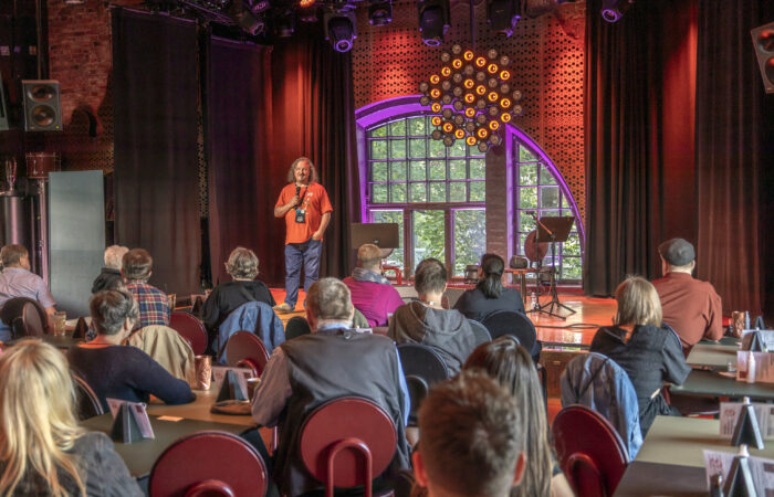 Tampere Guitar Festivalin johtaja Tomi Tolvanen puhuu yleisölle G Livelabin lavalla