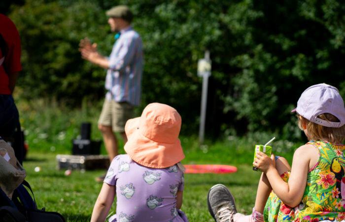 Lapsia istumassa nurmikolla Työväen Musiikkitapahtumassa.
