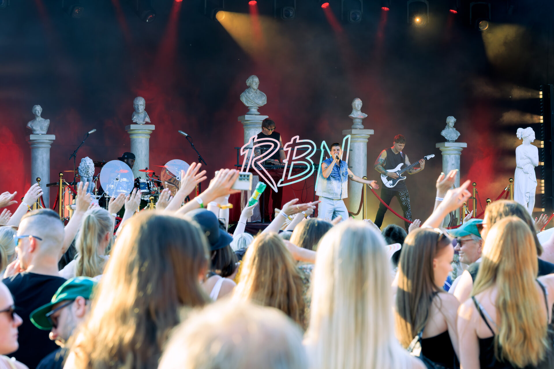 Robin esiintymässä Työväen Musiikkitapahtuman päälavalla