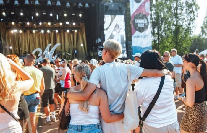 Yleisöä Tammerfesteillä.