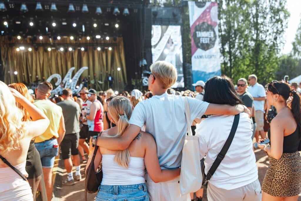 Yleisöä Tammerfesteillä.