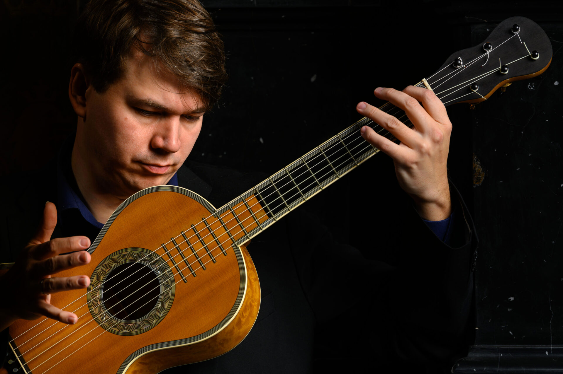 Patrik Kleemola soittaa kitaraa