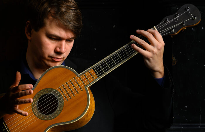 Patrik Kleemola soittaa kitaraa